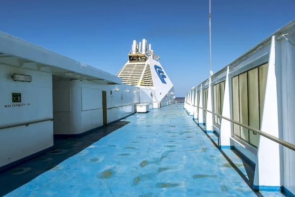 A vista do convés superior do ferry GNV "Esplêndido" no ho — Fotografia de Stock