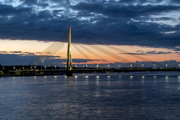 Hängbron och banvallen av floden — Stockfoto