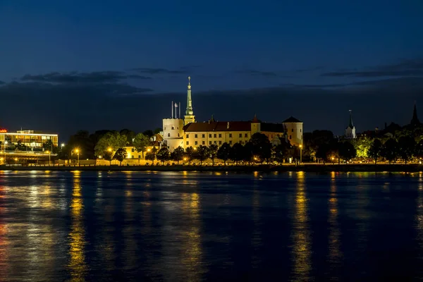 Utsikt över banvallen av floden Daugava och gamla stan i — Stockfoto