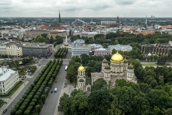 A vista das alturas do centro histórico de Riga em Latv — Fotografia de Stock