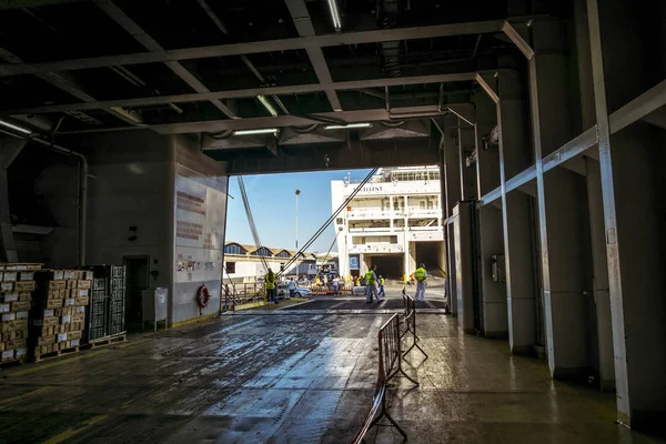 Car hold del traghetto nel porto di La Gullet — Foto Stock