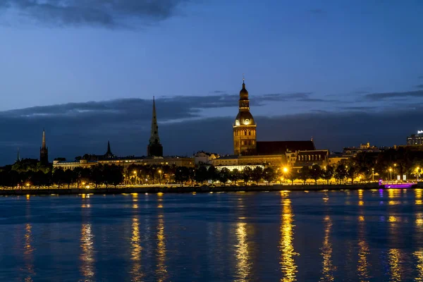 Utsikt över banvallen av floden Daugava och gamla stan i — Stockfoto