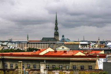 Şehir ve Aziz Peter Kilisesi kulesi olarak rooftops üzerinde göster