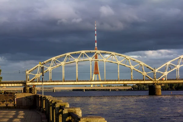Vista del puente ferroviario de Riga al atardecer . —  Fotos de Stock