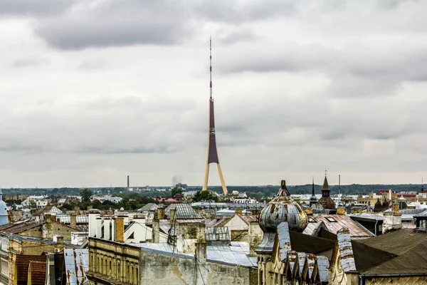 Вид на крыши города и телевизионную башню в Риге с ч — стоковое фото