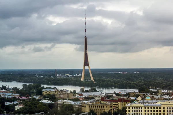 Vista sobre los tejados de la ciudad y la torre de TV en Riga desde a h —  Fotos de Stock