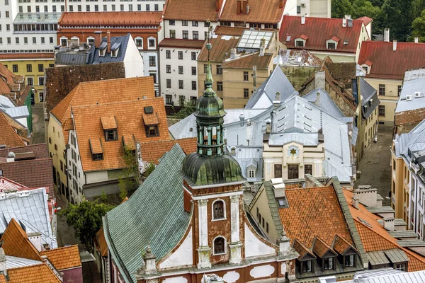 Vistas de calles y plazas en el centro histórico de Riga en L — Foto de Stock