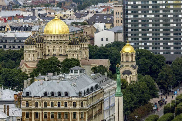 Beskåda av den ortodoxa katedralen Kristus Piedzimšanas pareizticigo av Kristus i Riga fr — Stockfoto