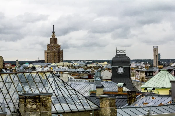 Вид на крыши города и здание Акады — стоковое фото