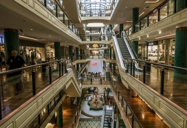 Riga alışveriş merkezi Galerisi'nde iç Gösterim .