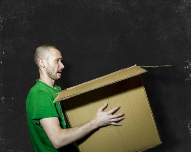 Bir adam bir kutu kurulu arka plan üzerinde taşır