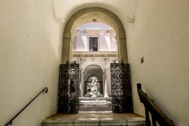 Çeşme Arkeoloji müzesinde bulunan Pa avlusunda