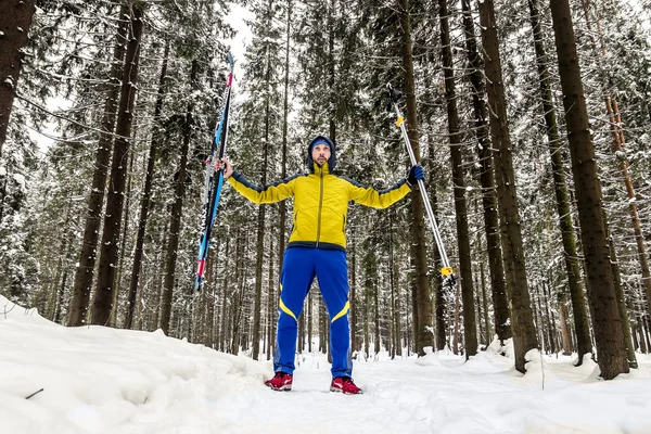 Man with skis and ski poles stands in Shuvalov Park in the wint — Stock Photo, Image