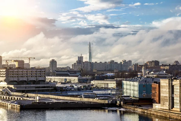 Weergave van de wolkenkrabber Lakhta center en de zee terminal in St. — Stockfoto