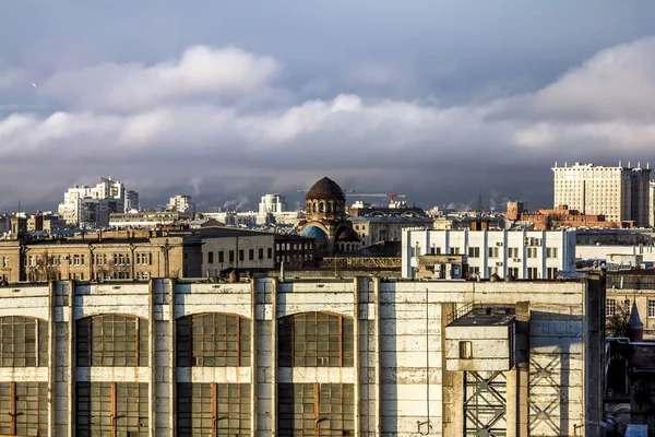 Veduta dei tetti e degli edifici dell'isola Vasilevskij da un heig — Foto Stock