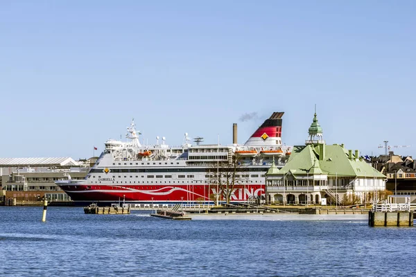 A balsa da linha Viking do cais no porto de Helsinki.Fi — Fotografia de Stock