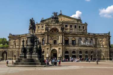 Opera Semper ve Dresden 'deki güçlü Augustus anıtı..