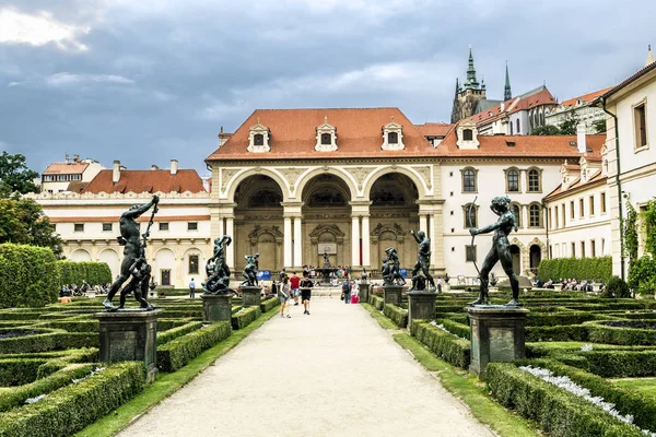 Palacio Wallenstein en el fondo del castillo de Praga en Praga . — Foto de Stock