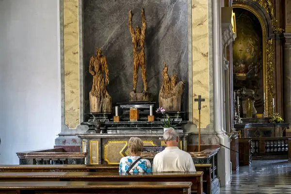 Интерьер Католической придворной церкви собора Хофки — стоковое фото