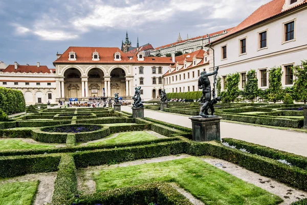 Palacio Wallenstein en el fondo del castillo de Praga en Praga . — Foto de Stock