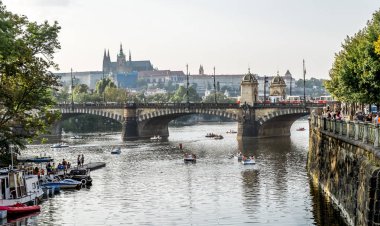 Prag 'daki Lejyoner köprüsü ve Prag kalesinin manzarası.