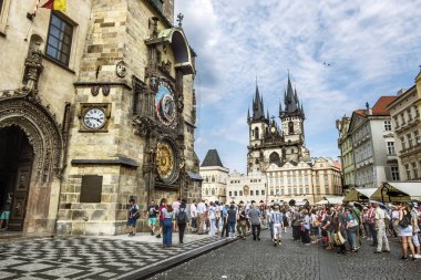  Eski kasaba meydanı, Prag 'da Orloy ve Tyn Kilisesi' nin olduğu belediye binası..