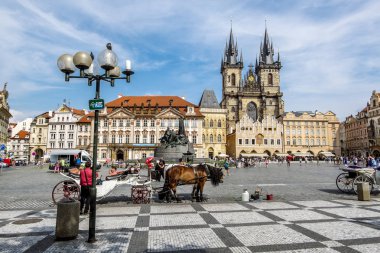 Prag 'daki eski kasaba meydanı, belediye binası ve Tyn Kilisesi..