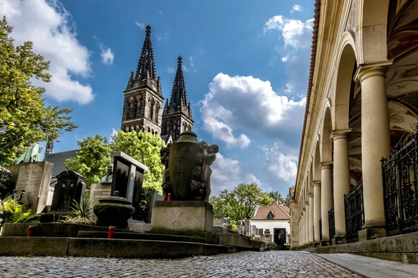 Zicht op de Basiliek van de Heiligen Petrus en Paulus en oude necropolen — Stockfoto