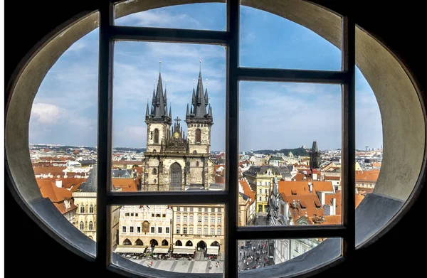 Staroměstské náměstí, radnice a Týnský kostel v Praze. — Stock fotografie