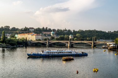 Prag 'daki Vltava nehrinde eğlence gemileri.
