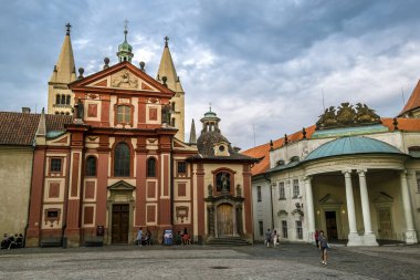 Prag 'daki Prag kalesinde Aziz George Bazilikası manzarası.