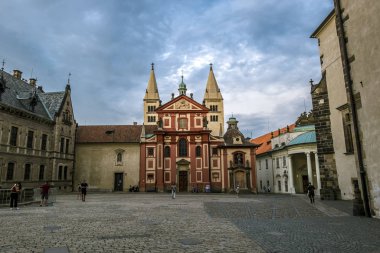 Prag 'daki Prag kalesinde Aziz George Bazilikası manzarası.