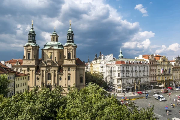 Vista de la Iglesia de San Nicolás en la plaza del casco antiguo de Pra — Foto de Stock