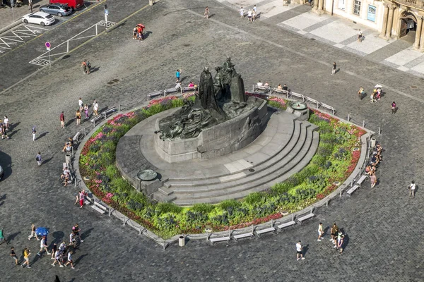 Vista do monumento a Jan Huss na praça da cidade velha a partir do — Fotografia de Stock