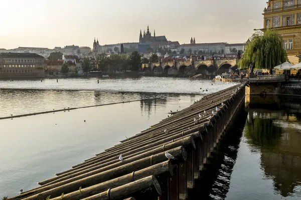 Vue sur la rivière Vltava, le château de Prague et le pont Charles à P — Photo
