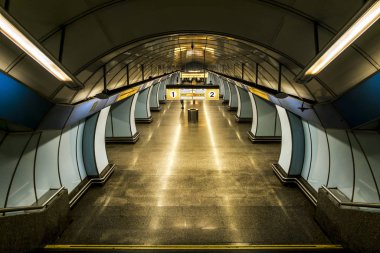 Prag 'daki Vysocanska metro istasyonunun lobisi..