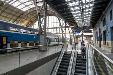 Prag 'daki ana tren istasyonuna giden platformlar.
