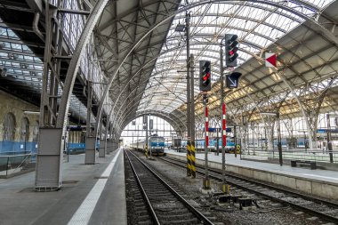 Prag 'daki ana tren istasyonuna giden platformlar.