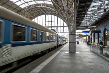 Prag 'daki ana tren istasyonuna giden platformlar.