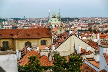 Prag 'daki Prag Kalesi Tepesi' nin Mala Strana bölgesinin manzarası