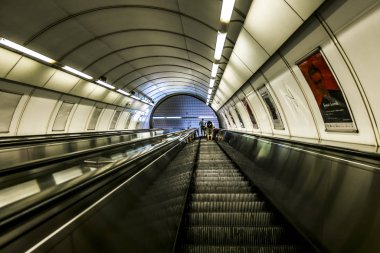 Prag 'daki Vysocanska metro istasyonundaki yürüyen merdiven..