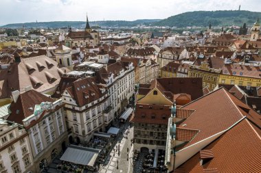 Belediye binasının çatısından eski kasaba meydanının manzarası.