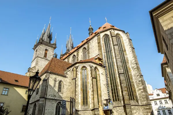 Plaza del casco antiguo, ayuntamiento e iglesia de Tyn en Praga . — Foto de Stock