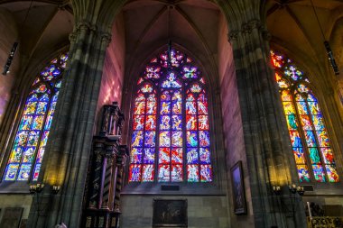 St. Vitus Cathe 'nin Pencerelerinde Renkli Pencereler