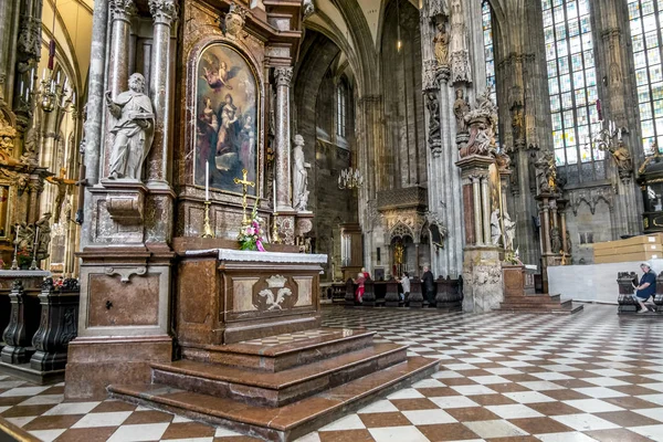 The interior of St. Stephen's Cathedral in Vienna. — Stock Photo, Image