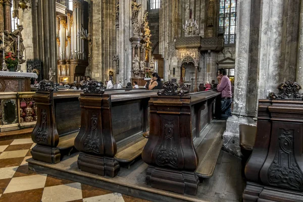 The interior of St. Stephen's Cathedral in Vienna. — Stock Photo, Image