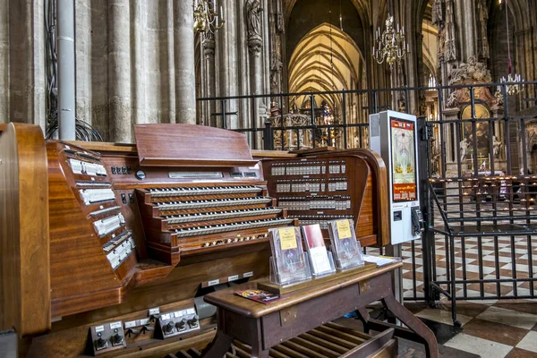 Decorazione d'interni e organo nella Cattedrale di Santo Stefano a Vien — Foto Stock