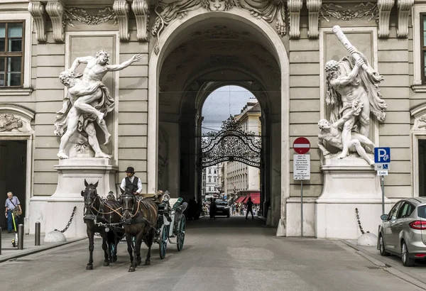 Carruajes tirados por caballos con cocheros montar turistas en el Hofburg — Foto de Stock