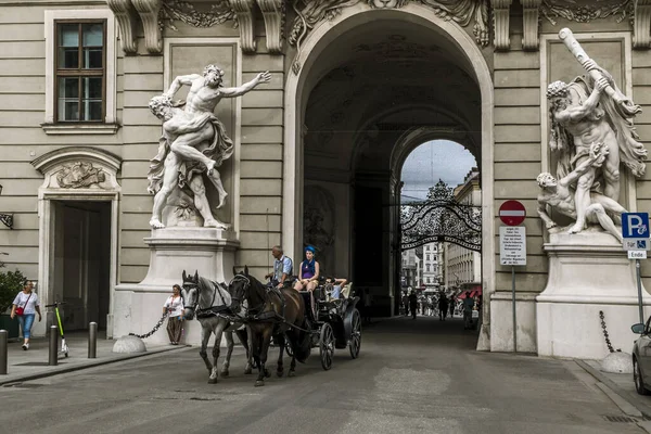 Carruajes tirados por caballos con cocheros montar turistas en el Hofburg — Foto de Stock