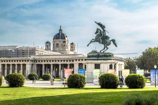Portal de Héroes en el complejo del Palacio de Hofburg en Viena . — Foto de Stock